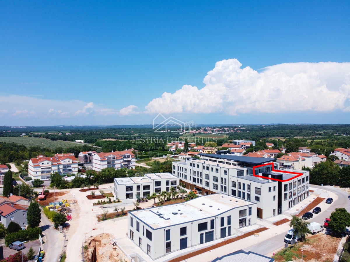 Penthouse v fantastični ultramoderni stavbi z bazenom 1 km od morja