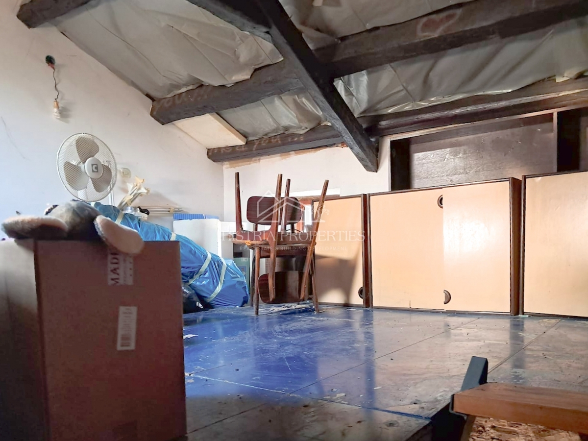 Istrska vrstna hiša v 3 nadstropjih v bližini mesta Poreč za prenovo