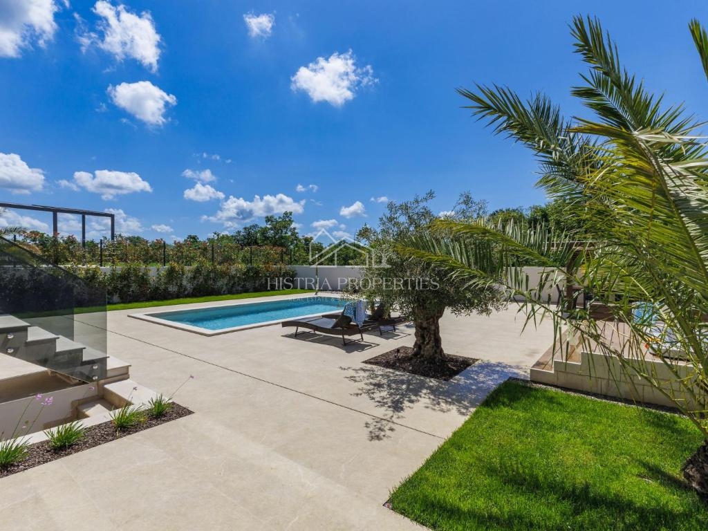 Privlačna lokacija in bližina morja ter bogato opremljena vila z ogrevanim bazenom