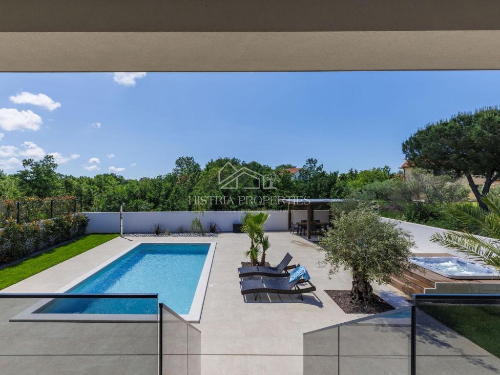 Privlačna lokacija in bližina morja ter bogato opremljena vila z ogrevanim bazenom