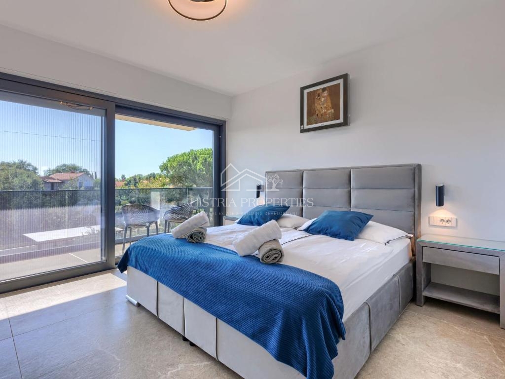 Privlačna lokacija in bližina morja ter bogato opremljena vila z ogrevanim bazenom