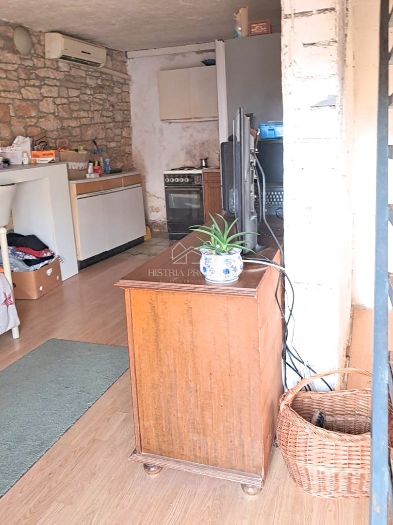 Istrska vrstna hiša v 3 nadstropjih v bližini mesta Poreč za prenovo