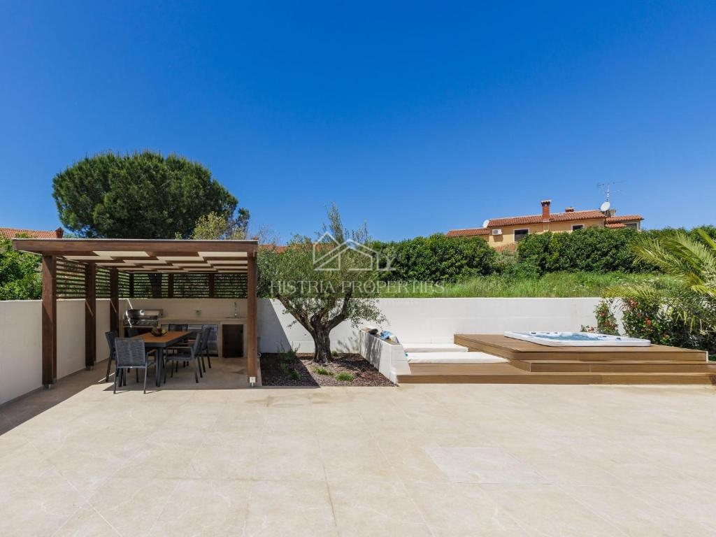 Privlačna lokacija in bližina morja ter bogato opremljena vila z ogrevanim bazenom