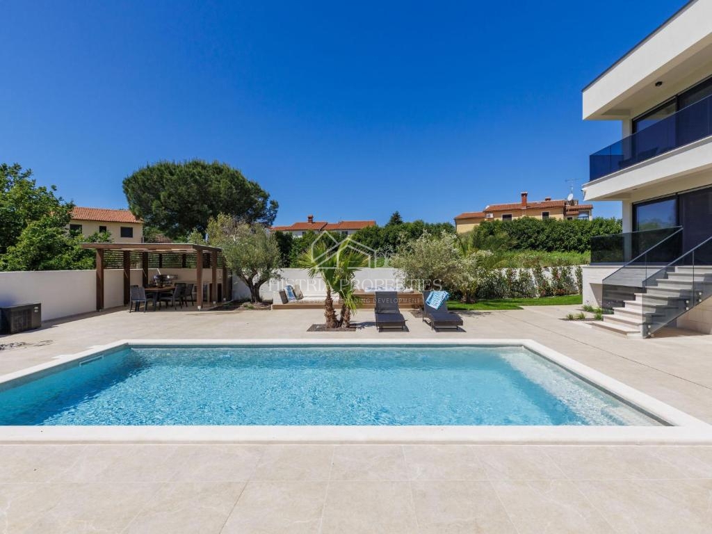 Privlačna lokacija in bližina morja ter bogato opremljena vila z ogrevanim bazenom