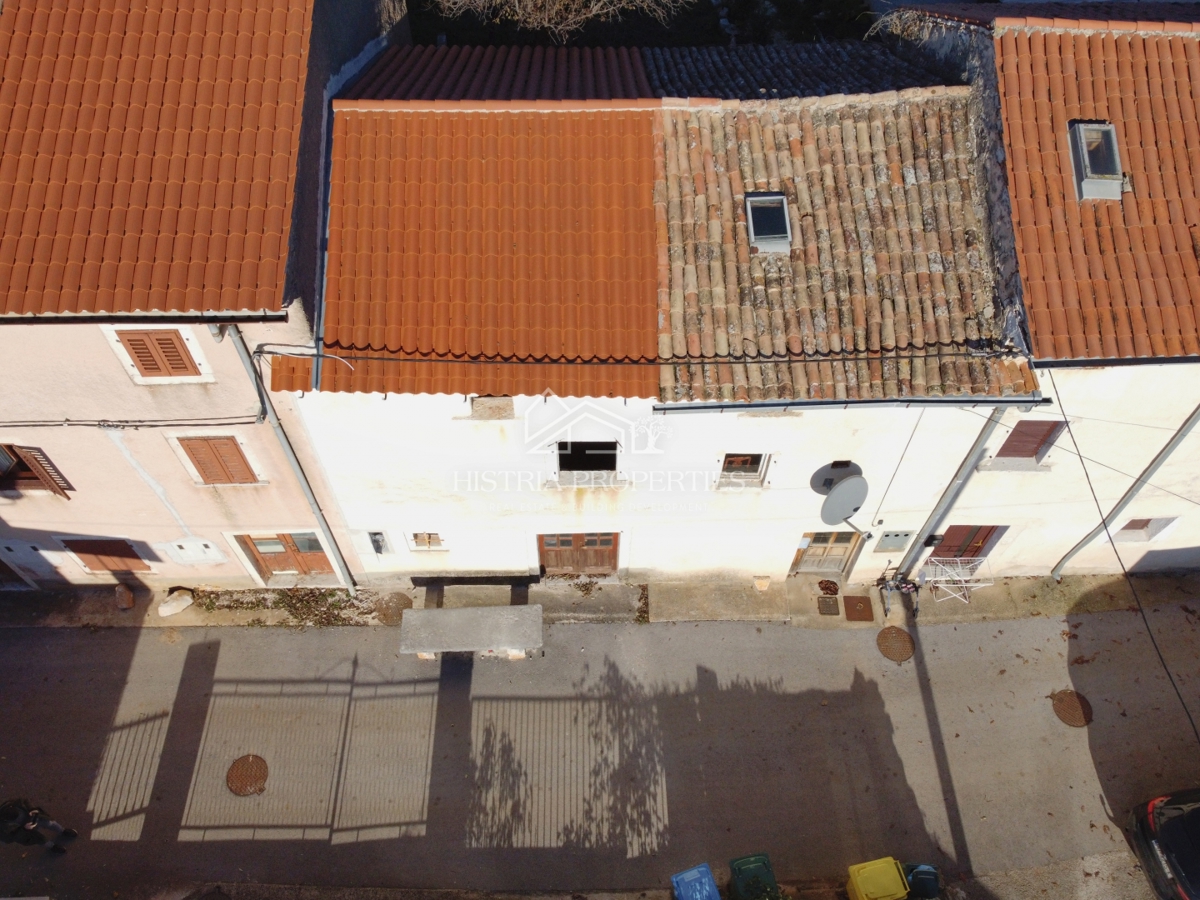 Istrska vrstna hiša v 3 nadstropjih v bližini mesta Poreč za prenovo
