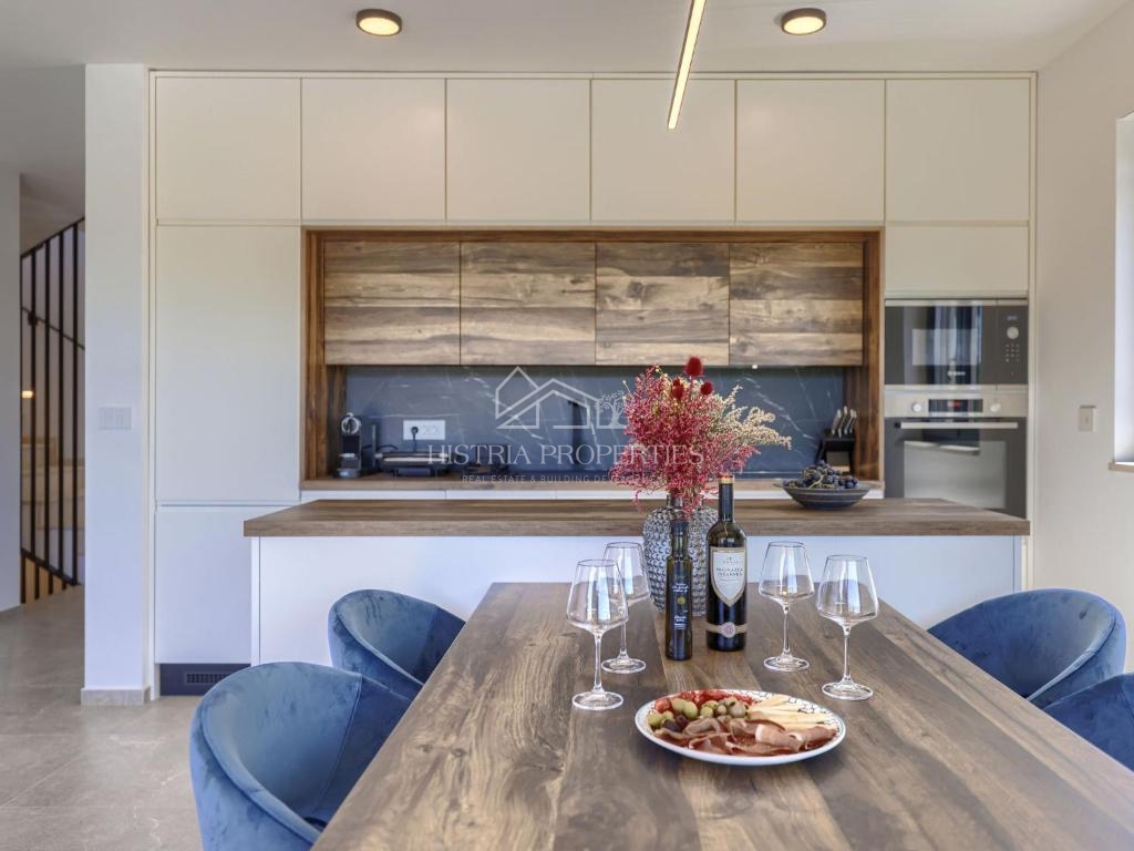 Privlačna lokacija in bližina morja ter bogato opremljena vila z ogrevanim bazenom