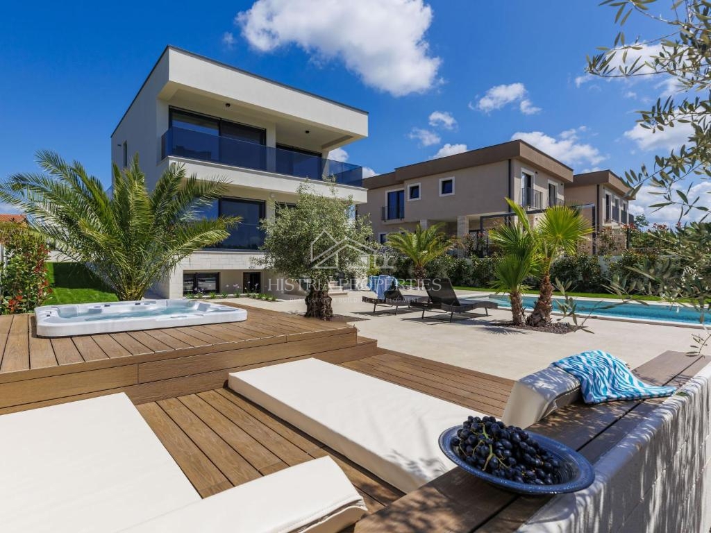 Privlačna lokacija in bližina morja ter bogato opremljena vila z ogrevanim bazenom