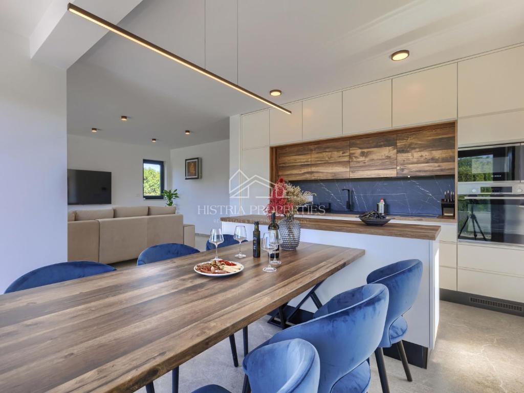 Privlačna lokacija in bližina morja ter bogato opremljena vila z ogrevanim bazenom