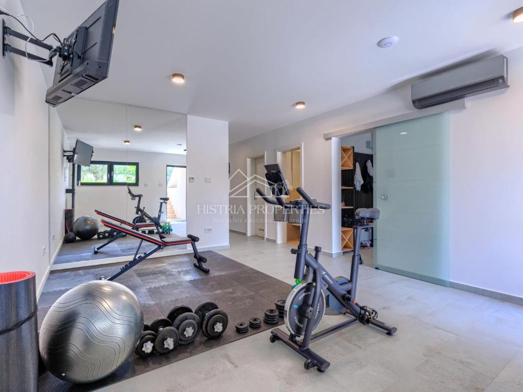 Privlačna lokacija in bližina morja ter bogato opremljena vila z ogrevanim bazenom