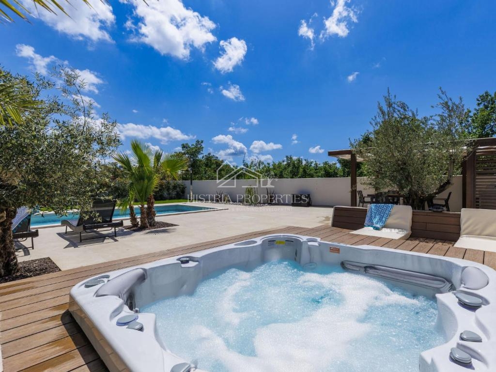 Privlačna lokacija in bližina morja ter bogato opremljena vila z ogrevanim bazenom