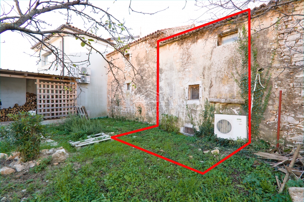 Istrska vrstna hiša v 3 nadstropjih v bližini mesta Poreč za prenovo