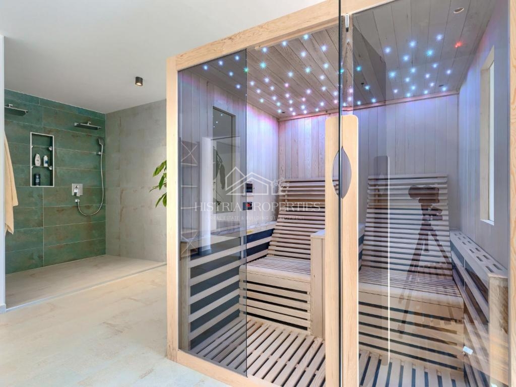 Privlačna lokacija in bližina morja ter bogato opremljena vila z ogrevanim bazenom