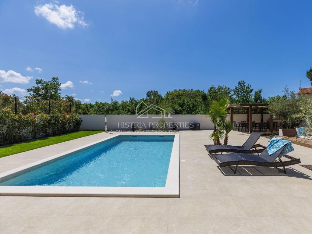 Privlačna lokacija in bližina morja ter bogato opremljena vila z ogrevanim bazenom