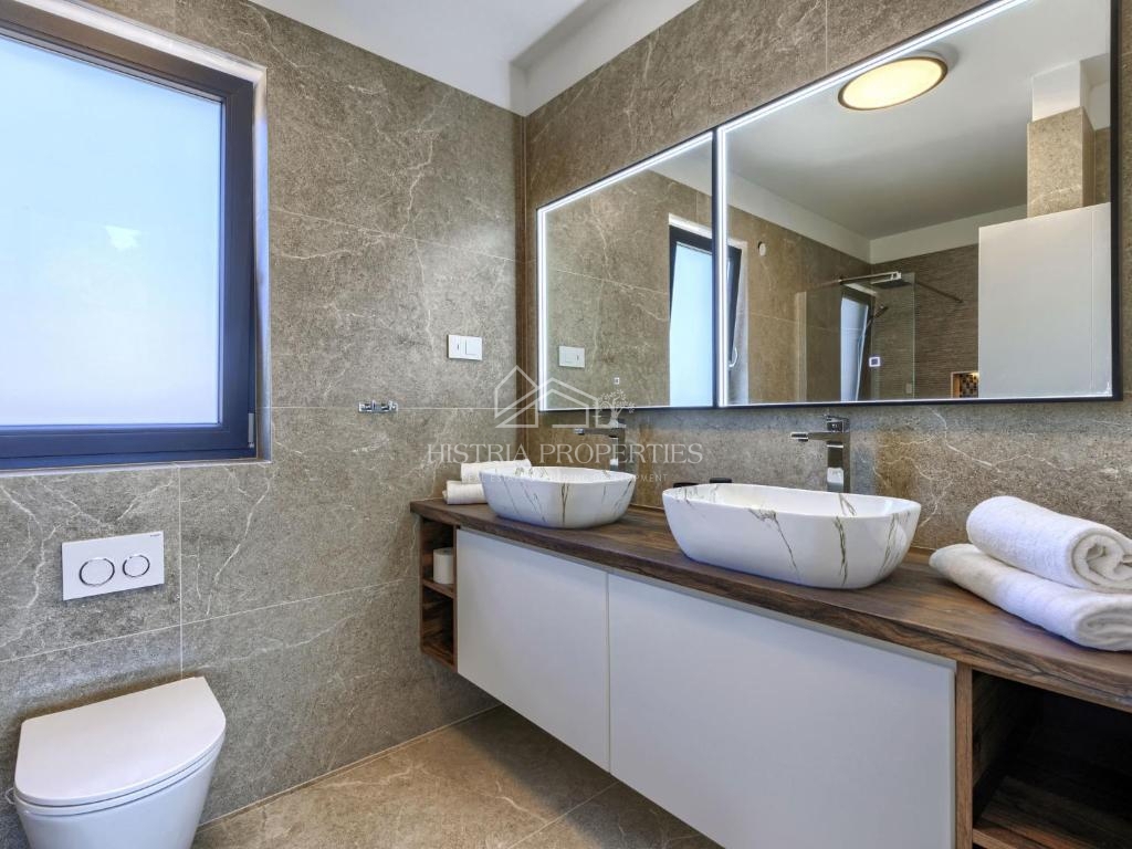 Privlačna lokacija in bližina morja ter bogato opremljena vila z ogrevanim bazenom