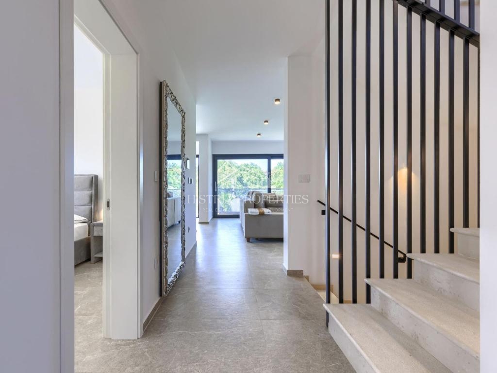 Privlačna lokacija in bližina morja ter bogato opremljena vila z ogrevanim bazenom