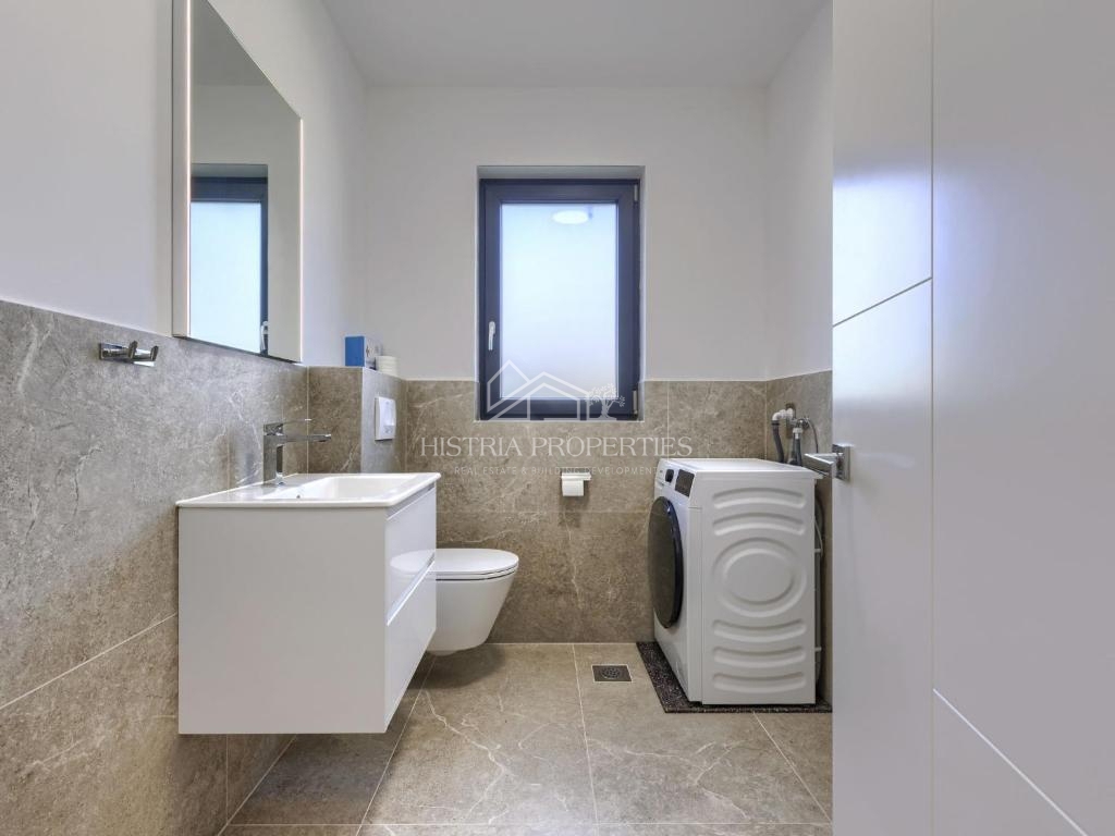 Privlačna lokacija in bližina morja ter bogato opremljena vila z ogrevanim bazenom