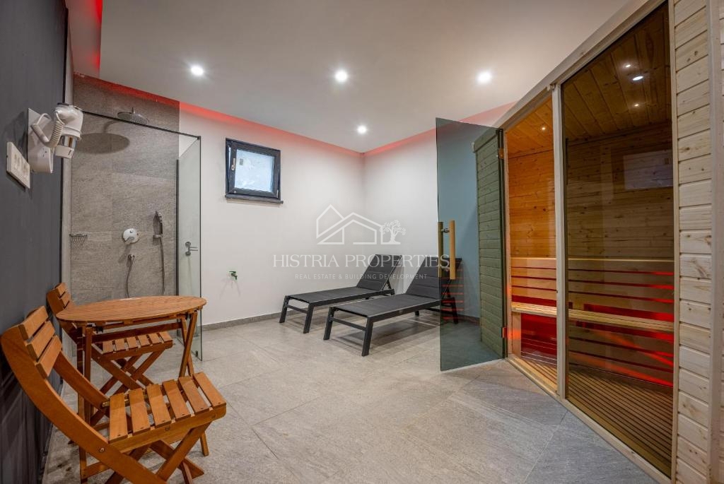 Bogato opremljena vila z ogrevanim bazenom in 8 spalnicami 1 km od morja