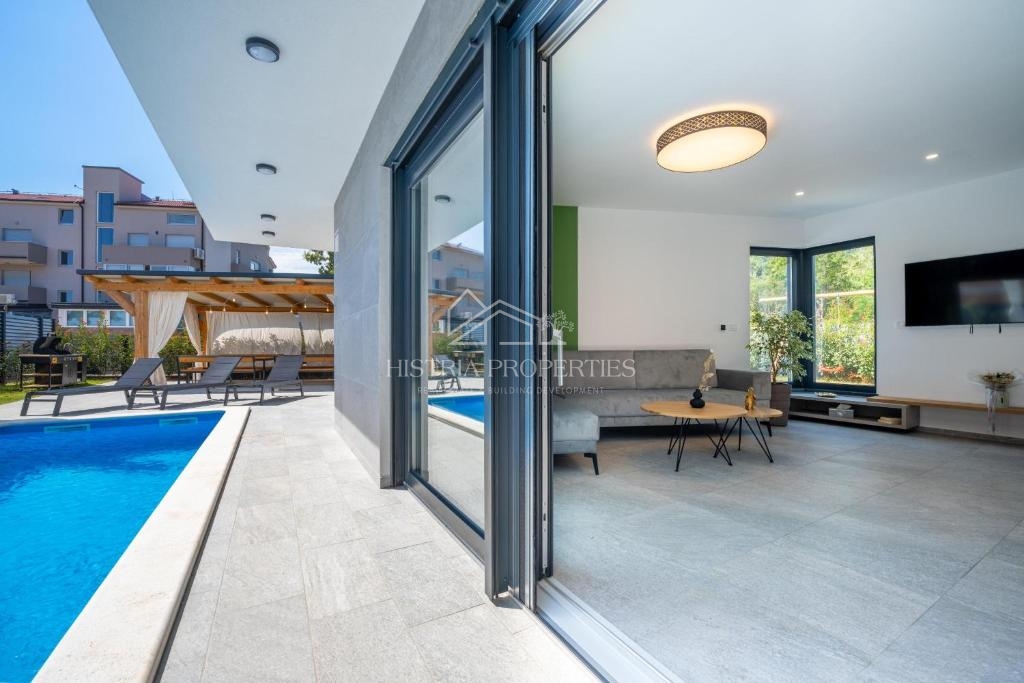 Bogato opremljena vila z ogrevanim bazenom in 8 spalnicami 1 km od morja