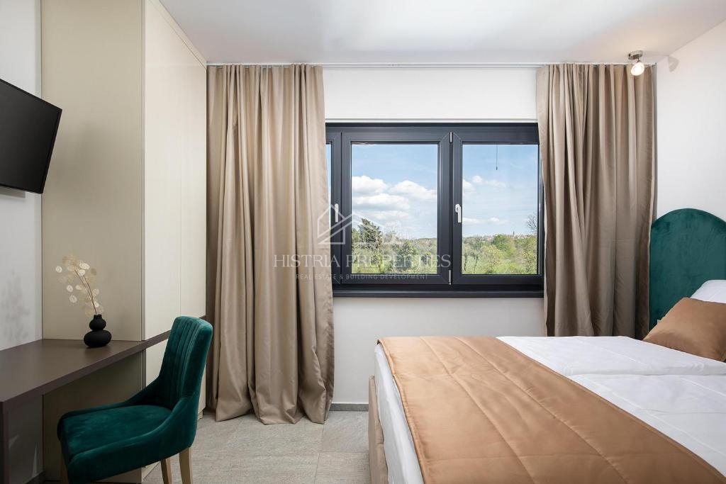 Bogato opremljena vila z ogrevanim bazenom in 8 spalnicami 1 km od morja