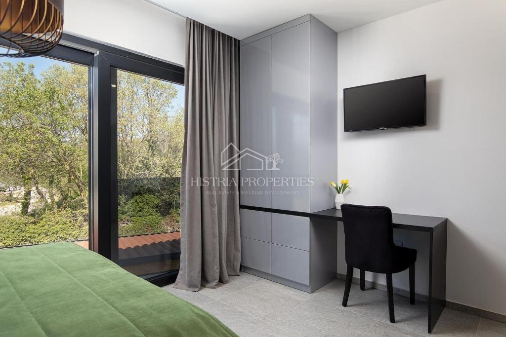 Bogato opremljena vila z ogrevanim bazenom in 8 spalnicami 1 km od morja