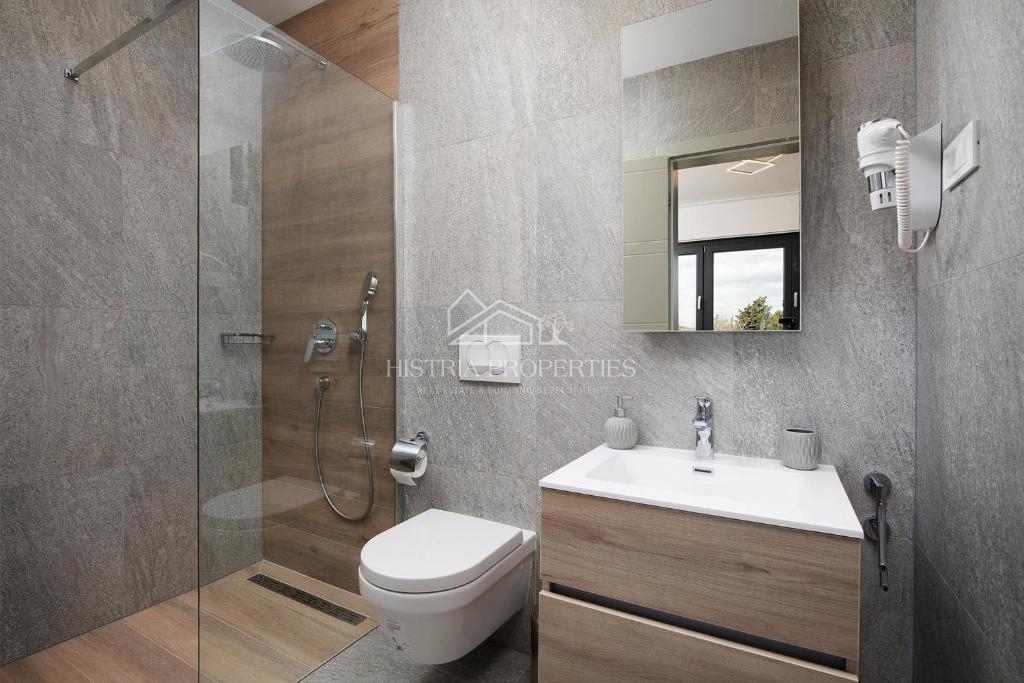 Bogato opremljena vila z ogrevanim bazenom in 8 spalnicami 1 km od morja