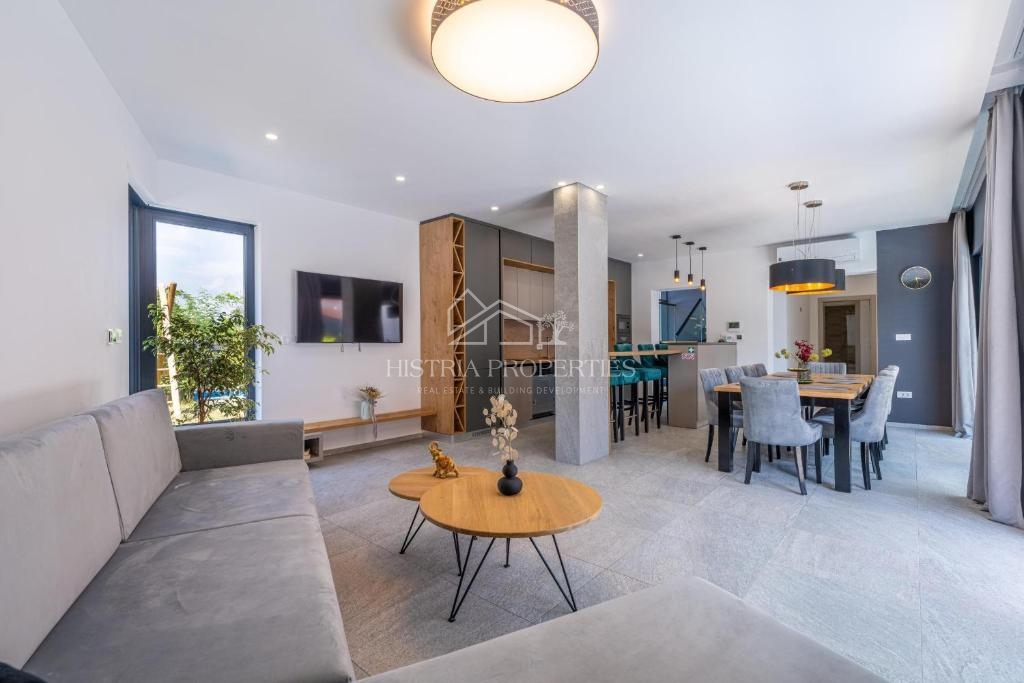 Bogato opremljena vila z ogrevanim bazenom in 8 spalnicami 1 km od morja