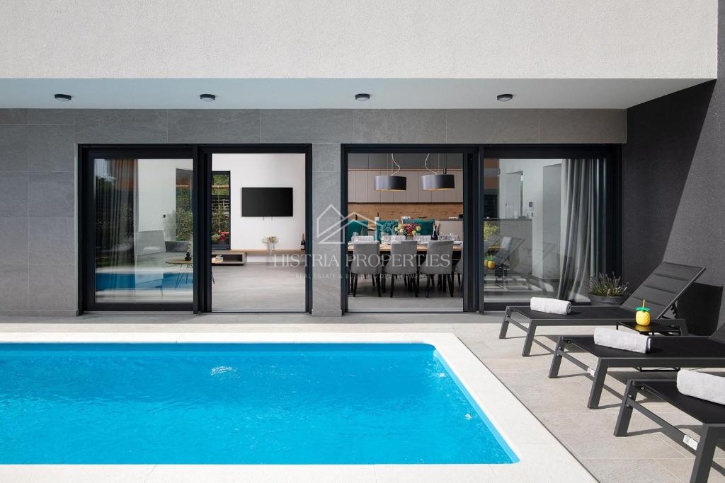 Bogato opremljena vila z ogrevanim bazenom in 8 spalnicami 1 km od morja