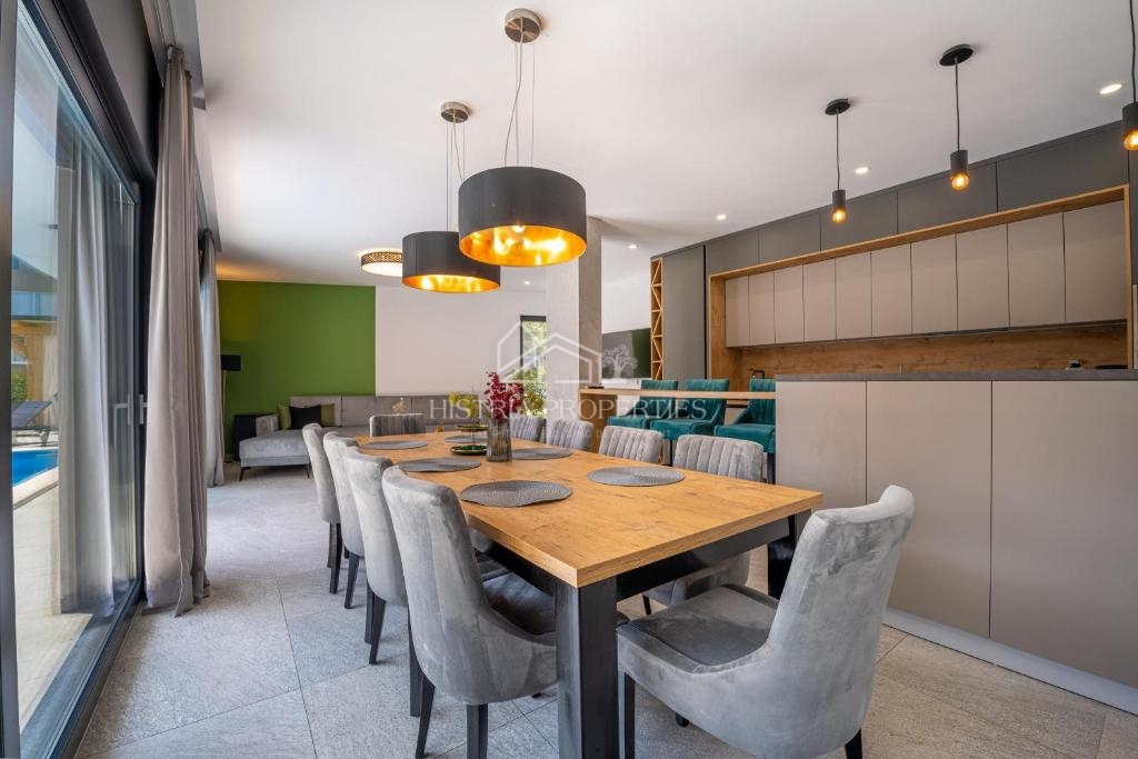 Bogato opremljena vila z ogrevanim bazenom in 8 spalnicami 1 km od morja