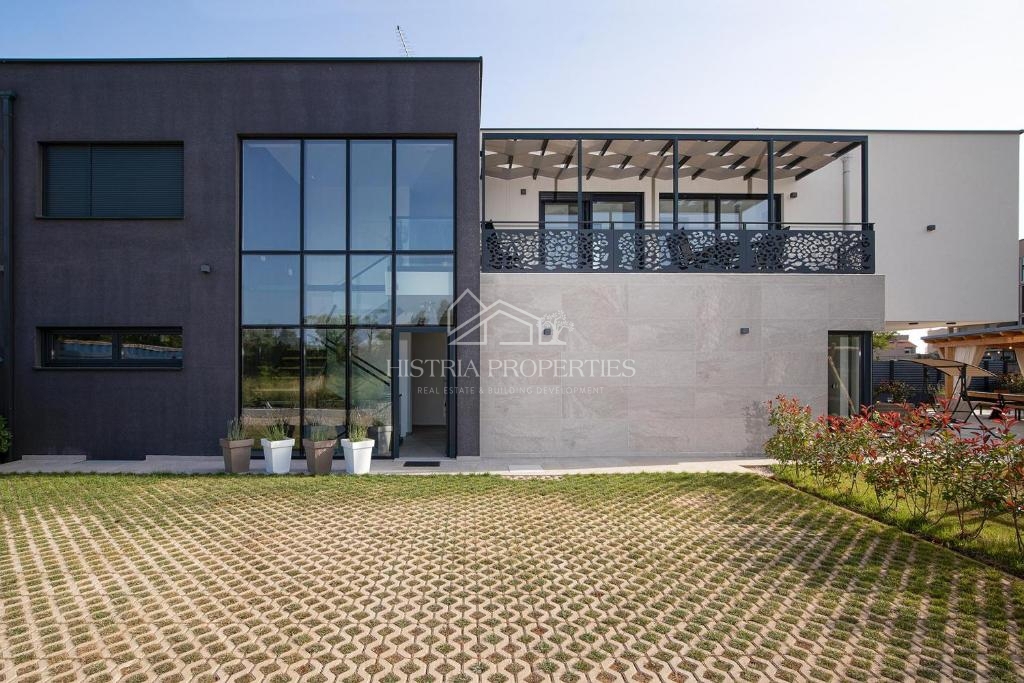 Bogato opremljena vila z ogrevanim bazenom in 8 spalnicami 1 km od morja