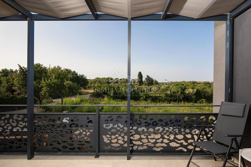 Bogato opremljena vila z ogrevanim bazenom in 8 spalnicami 1 km od morja