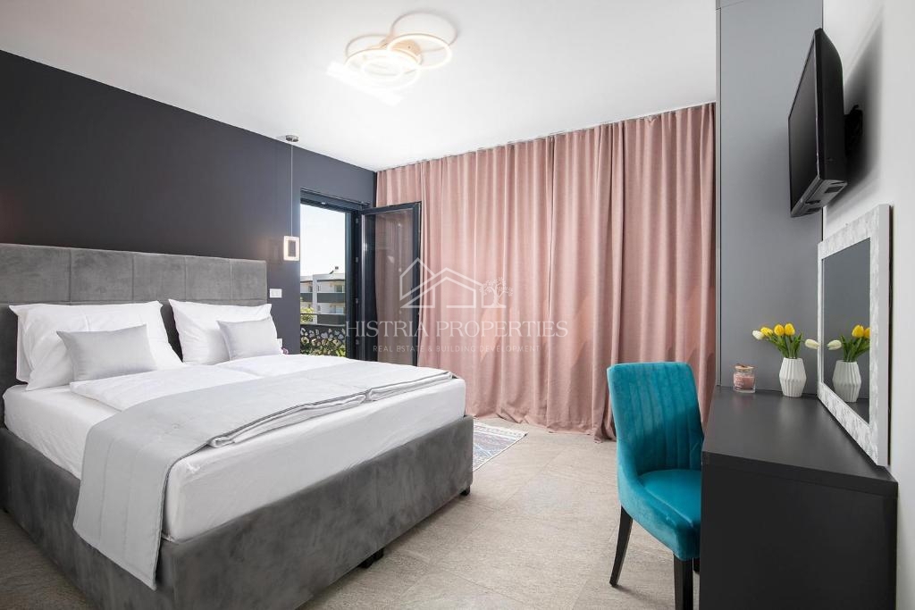 Bogato opremljena vila z ogrevanim bazenom in 8 spalnicami 1 km od morja