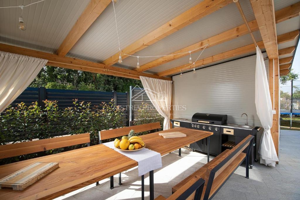 Bogato opremljena vila z ogrevanim bazenom in 8 spalnicami 1 km od morja