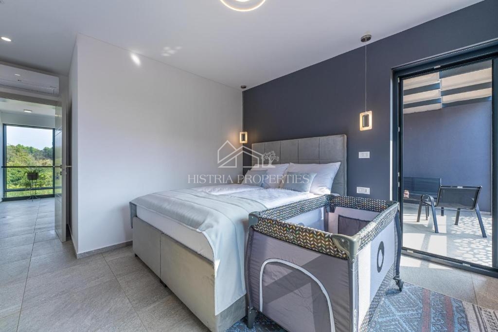 Bogato opremljena vila z ogrevanim bazenom in 8 spalnicami 1 km od morja