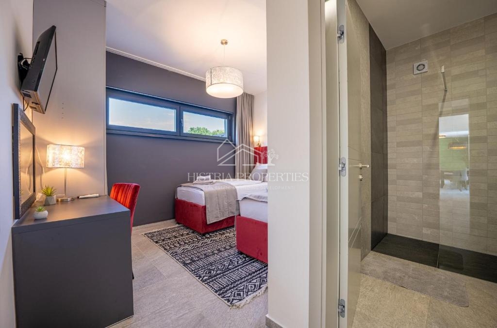 Bogato opremljena vila z ogrevanim bazenom in 8 spalnicami 1 km od morja