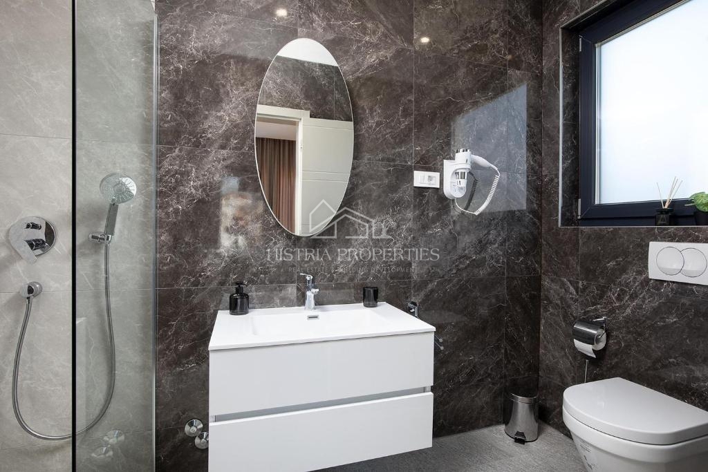 Bogato opremljena vila z ogrevanim bazenom in 8 spalnicami 1 km od morja