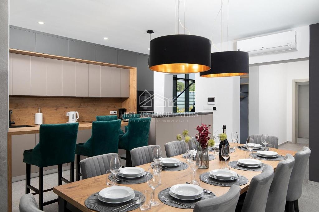 Bogato opremljena vila z ogrevanim bazenom in 8 spalnicami 1 km od morja