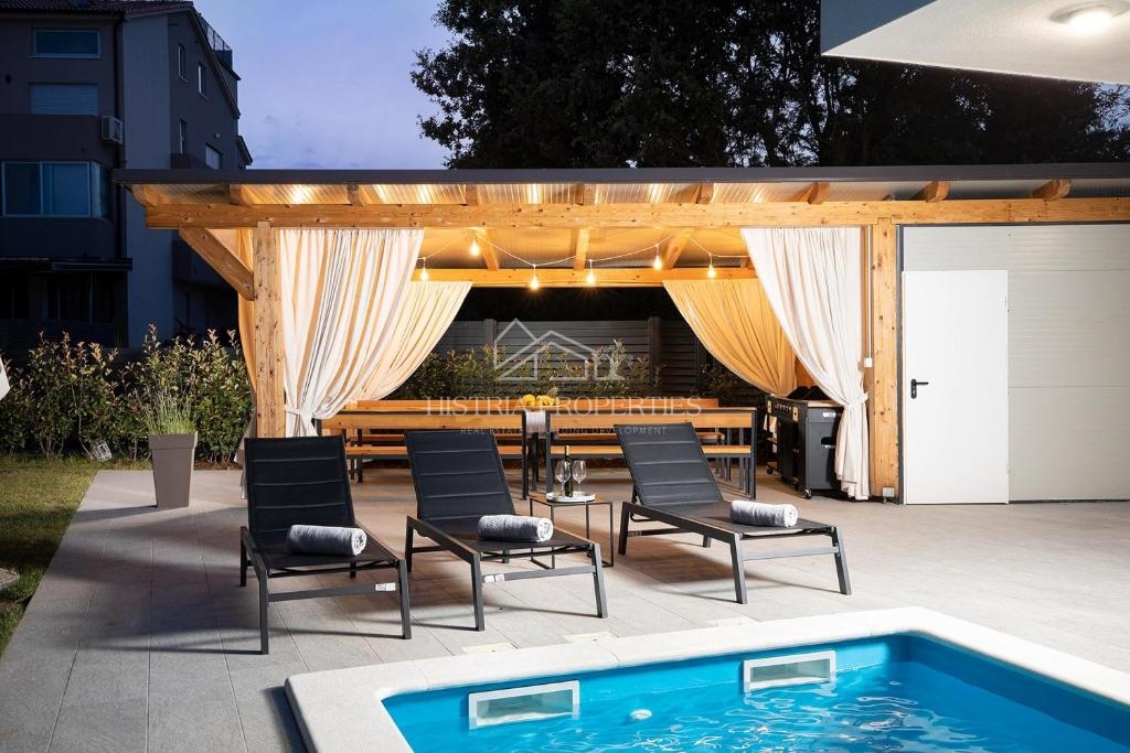 Bogato opremljena vila z ogrevanim bazenom in 8 spalnicami 1 km od morja