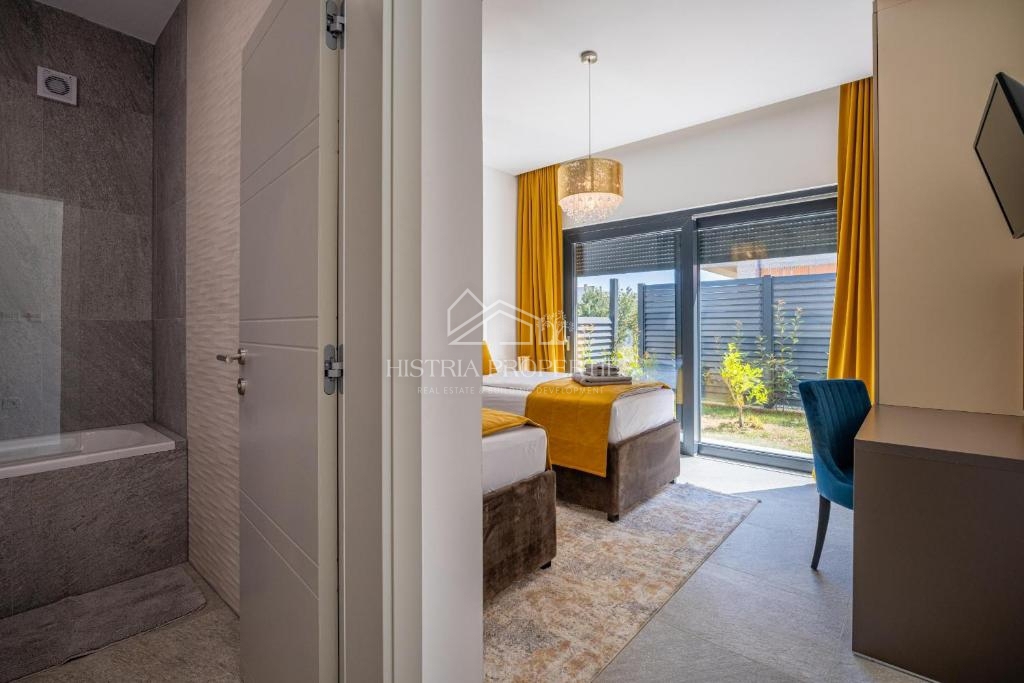 Bogato opremljena vila z ogrevanim bazenom in 8 spalnicami 1 km od morja