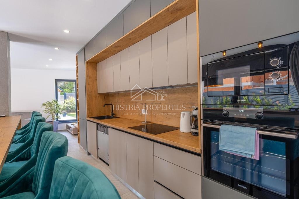 Bogato opremljena vila z ogrevanim bazenom in 8 spalnicami 1 km od morja