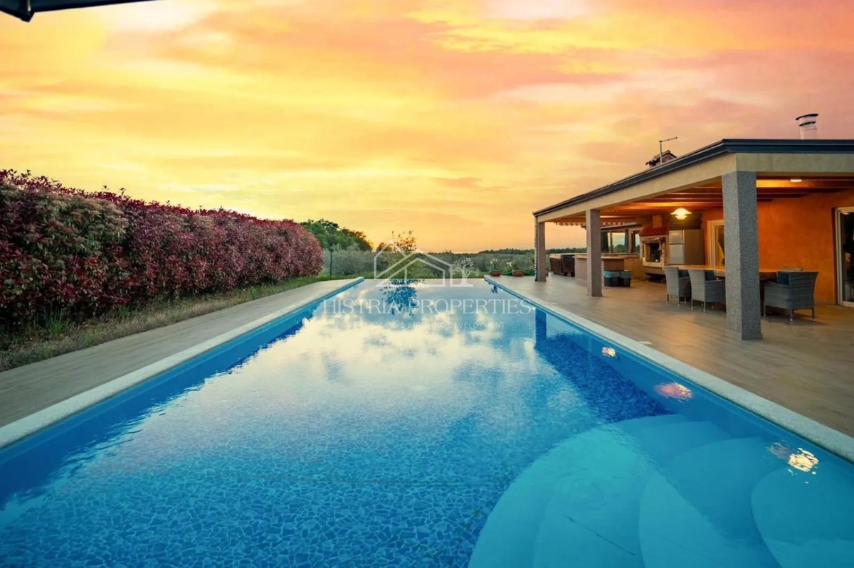 Intimna oaza miru z wellnessom na prostorni parceli, obdani z oljčnim nasadom