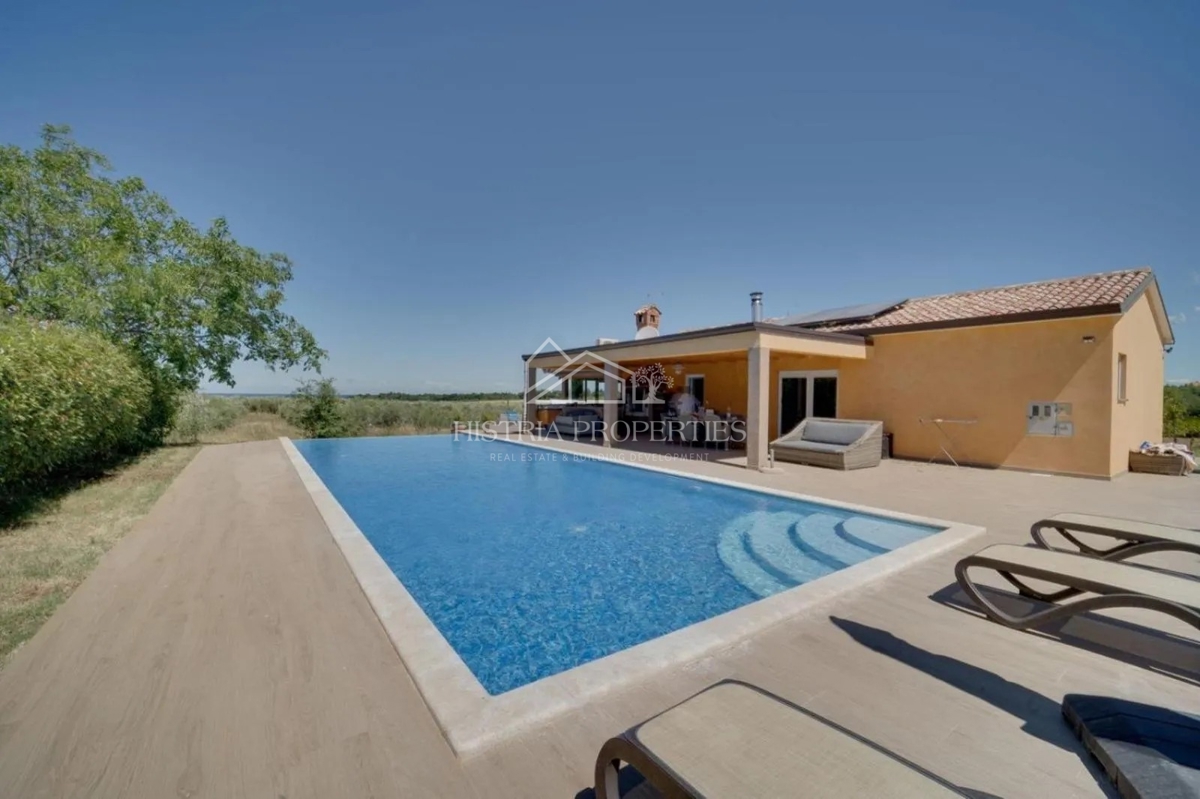 Intimna oaza miru z wellnessom na prostorni parceli, obdani z oljčnim nasadom