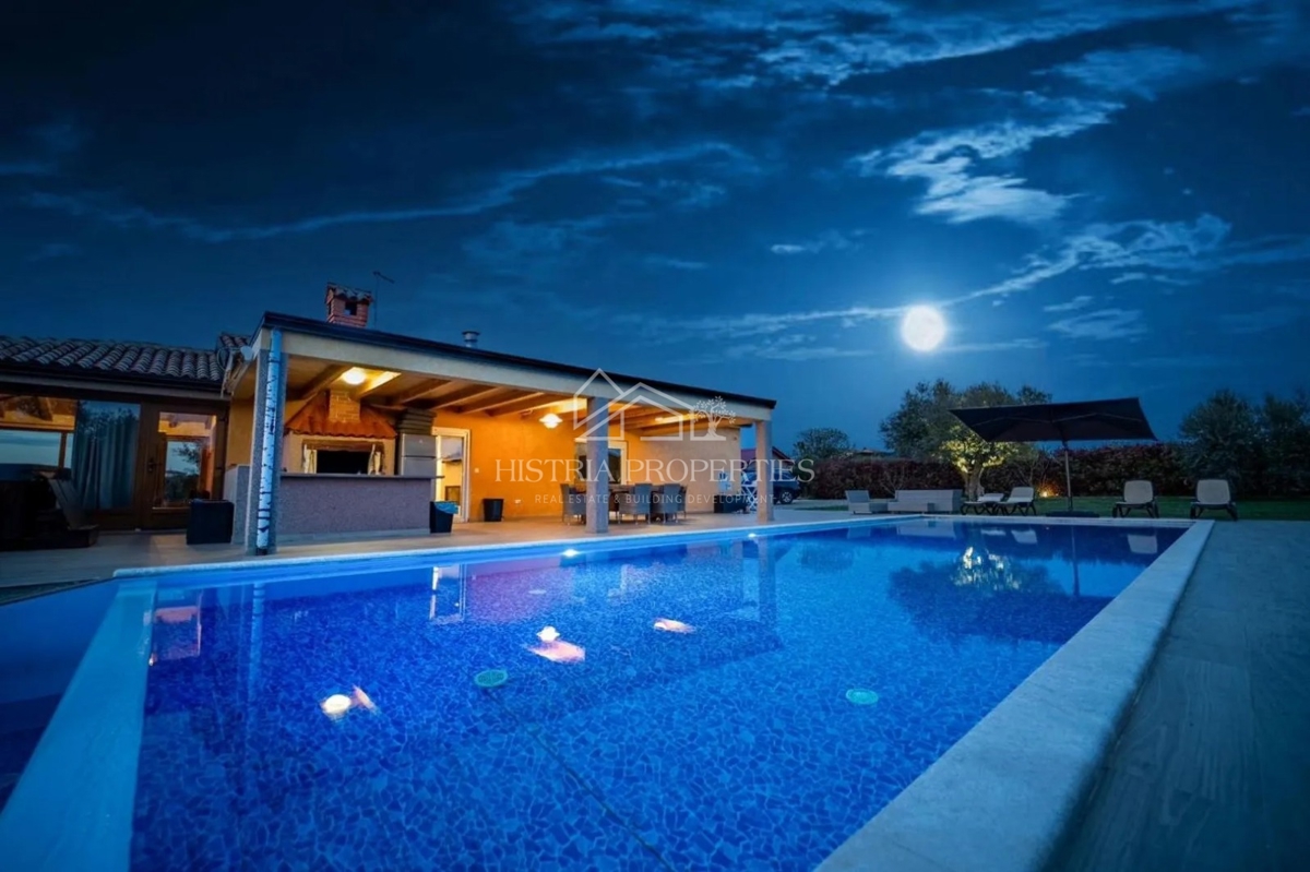 Intimna oaza miru z wellnessom na prostorni parceli, obdani z oljčnim nasadom