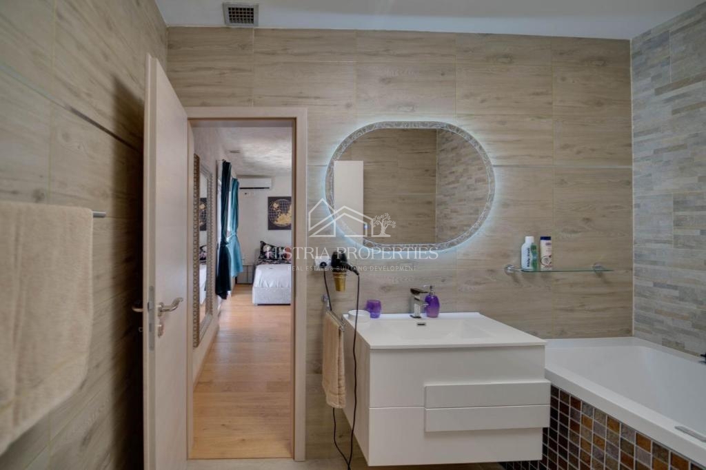 Intimna oaza miru z wellnessom na prostorni parceli, obdani z oljčnim nasadom