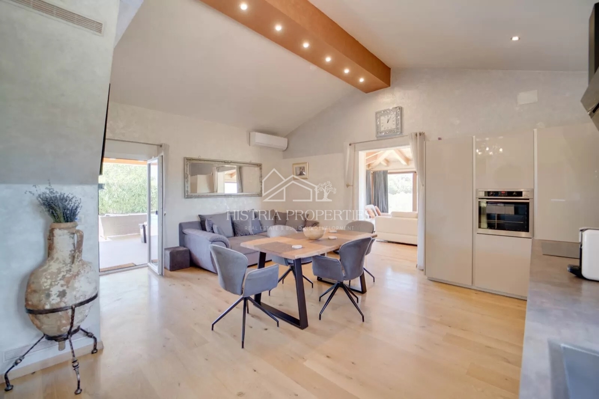 Intimna oaza miru z wellnessom na prostorni parceli, obdani z oljčnim nasadom