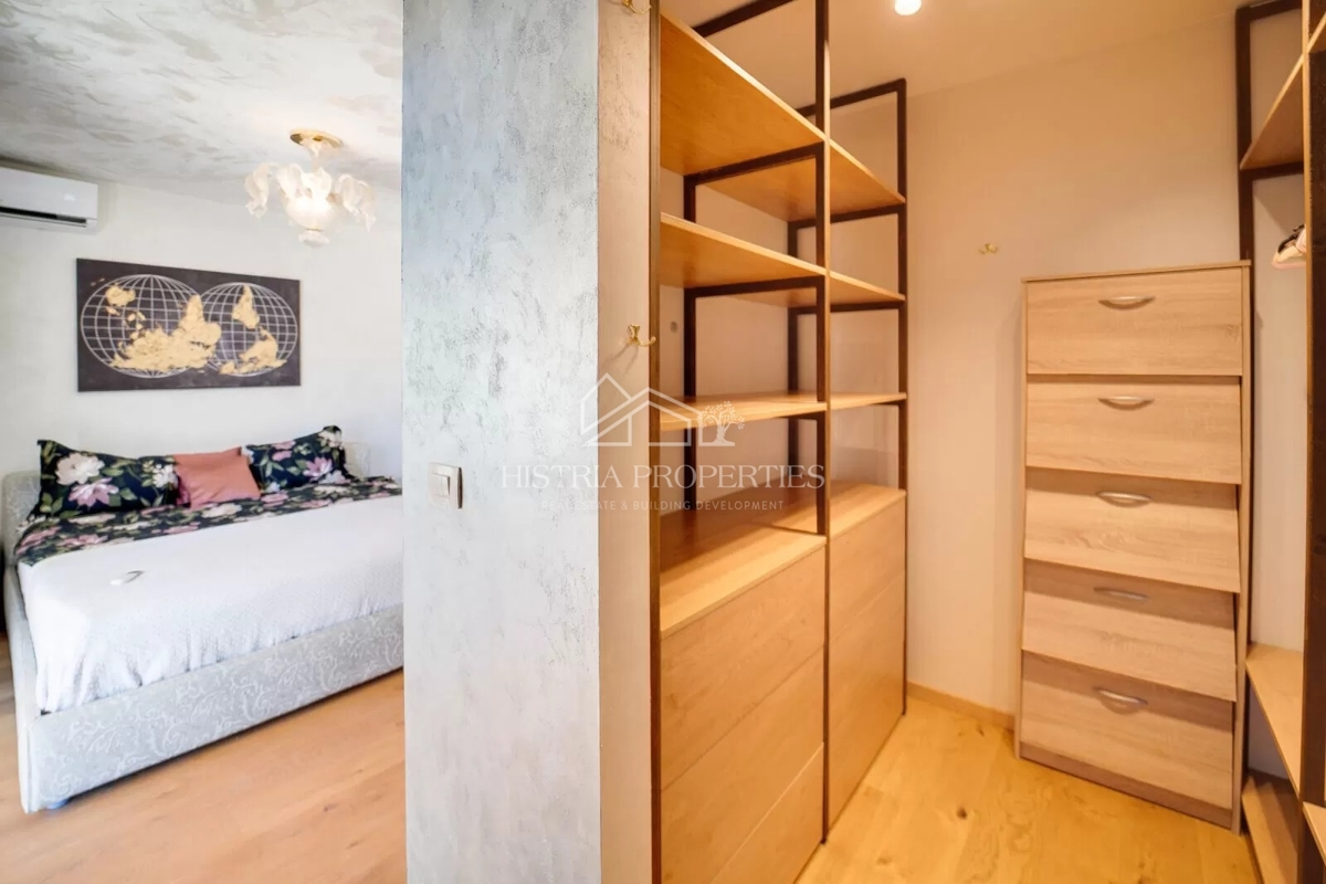 Intimna oaza miru z wellnessom na prostorni parceli, obdani z oljčnim nasadom