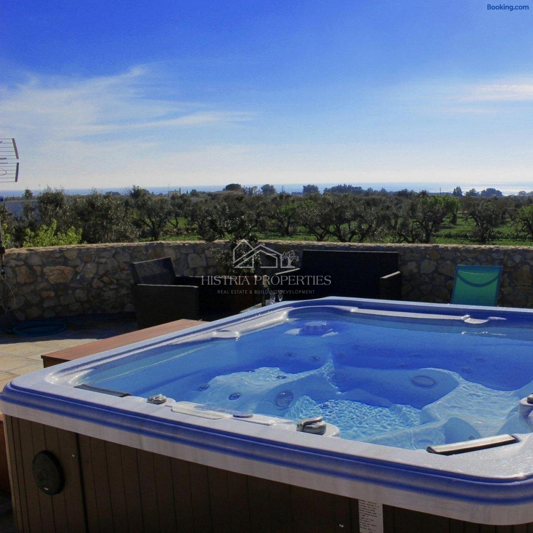 Intimna oaza miru z wellnessom na prostorni parceli, obdani z oljčnim nasadom