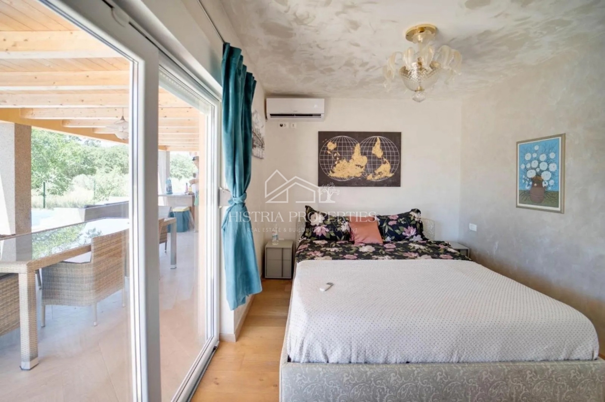 Intimna oaza miru z wellnessom na prostorni parceli, obdani z oljčnim nasadom