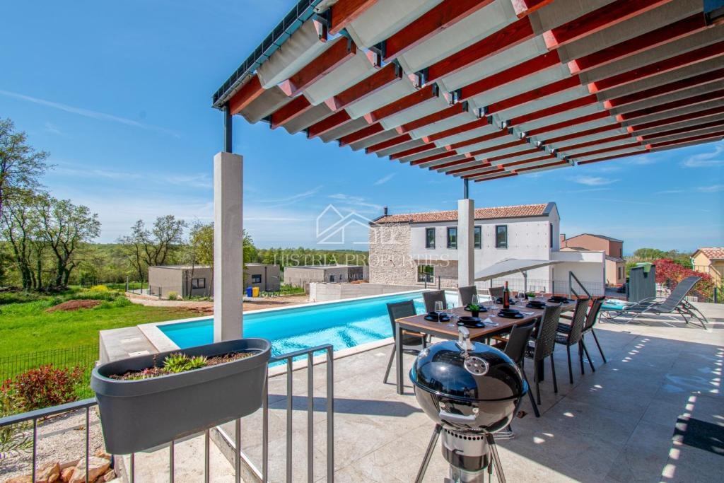 Mirna lokacija, obdana z zelenjem in nova, popolnoma opremljena hiša z bazenom