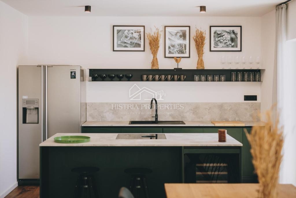 Mirna lokacija, obdana z zelenjem in nova, popolnoma opremljena hiša z bazenom