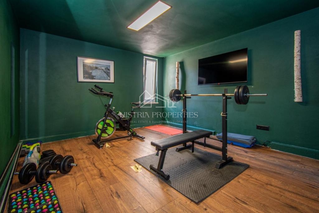 Mirna lokacija, obdana z zelenjem in nova, popolnoma opremljena hiša z bazenom